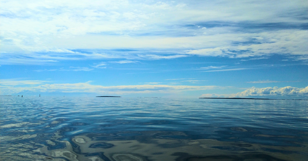 Kuvassa meri ja kirkkaansininen taivas